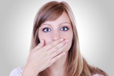 Причины и симптомы проявления изжоги.