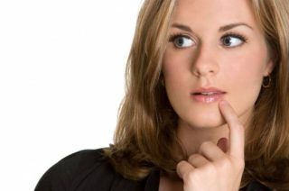 Причины проявления и лечение белых выделений у женщин