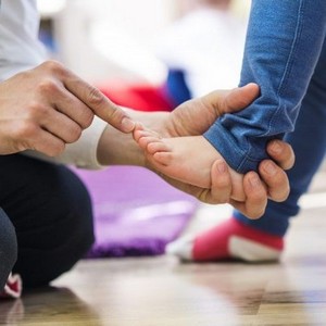 Чем лечить грибок на ногах у ребенка - важные особенности