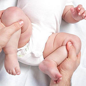 Как лечат незрелость тазобедренных суставов у новорожденных