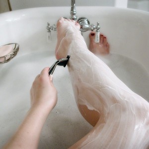 Порезы после бритья: как остановить кровь на ногах и в интимной зоне