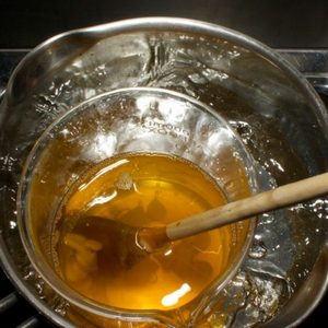 Растапливаем воск и пасту для шугаринга в домашних условиях