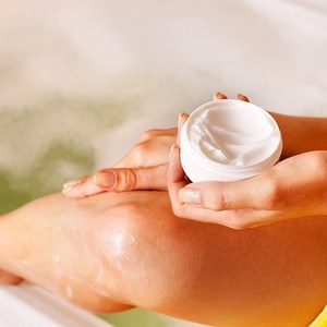 Чем убрать воск с кожи после депиляции