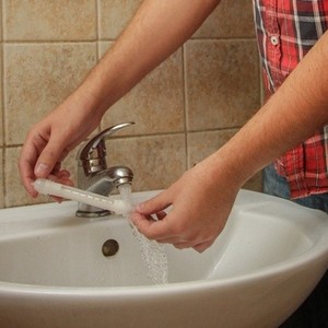 Как правильно принимать контрастный душ для ног при варикозе