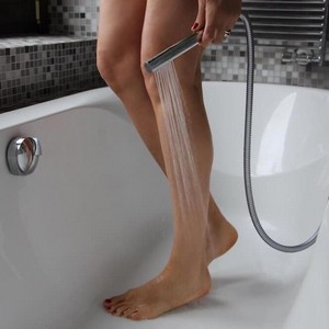 Как правильно принимать контрастный душ для ног при варикозе