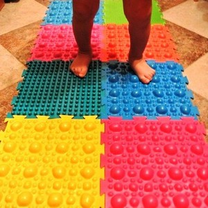 Ортопедические массажные коврики для детей - чем они хороши?